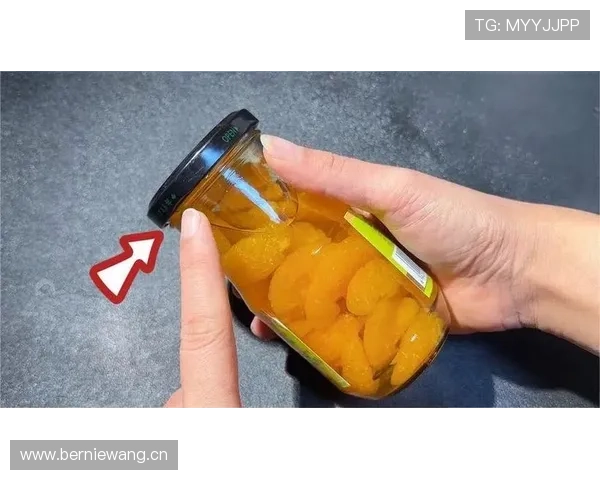 特雷·杨家的冰箱里塞满了能量饮料，连瓶盖都没空拧？